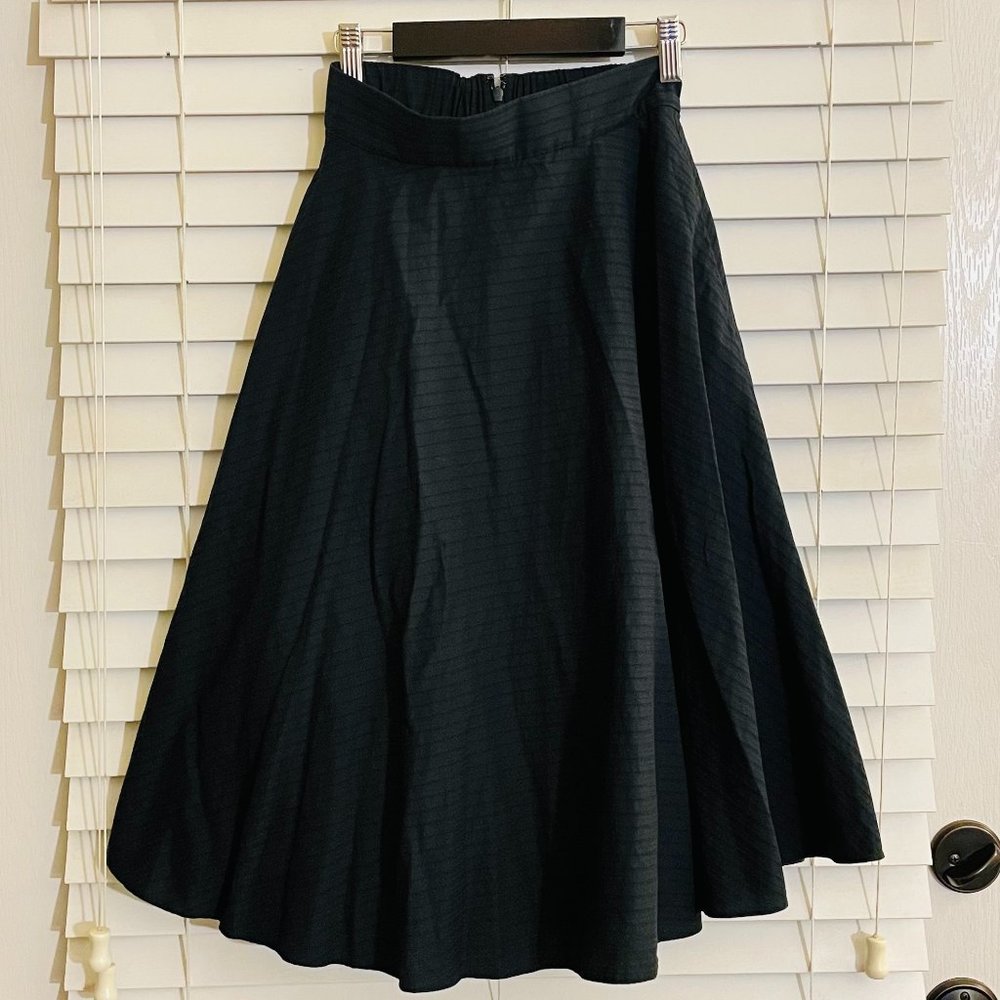 Elegant UNIQLO A-line black skirt